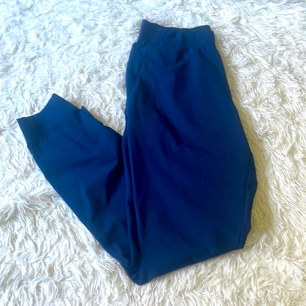 Navy Blue ~ Women’s UnderArmour~  sweat pants size SM